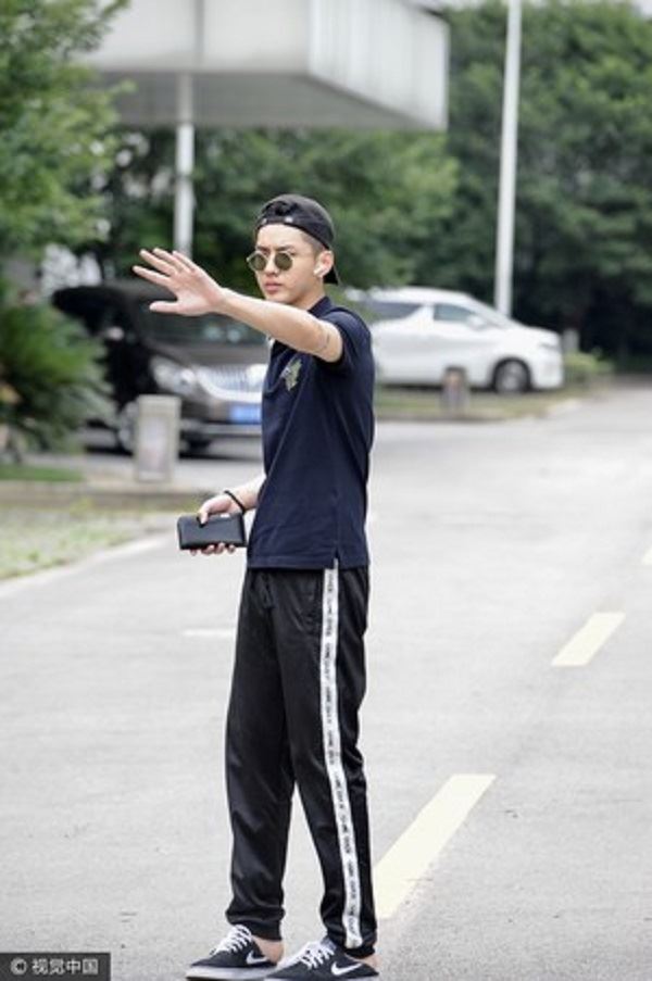 穿搭也freestyle！吴亦凡超爱「踩鞋跟」从骨子里热爱嘻哈