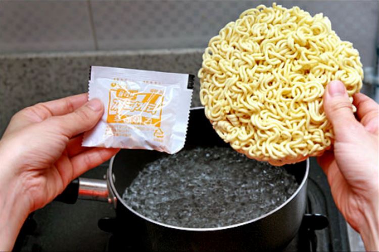 爱吃但又怕不健康？！教你快熟面正确煮法！