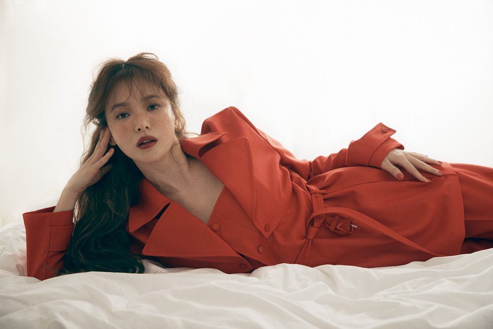 宋慧乔分享最新杂志大片，身穿大红衣侧躺性感撩人！