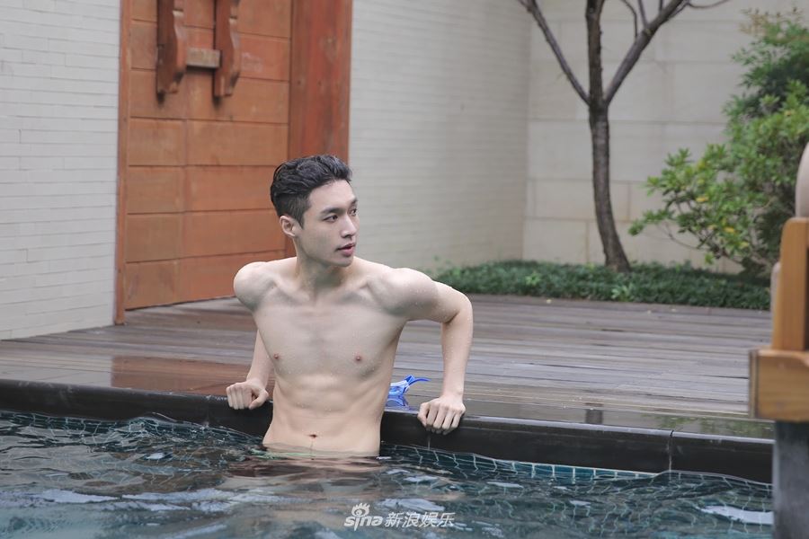 粉丝鼻血喷不停！泳池半裸写真曝光 张艺兴六块腹肌好抢镜