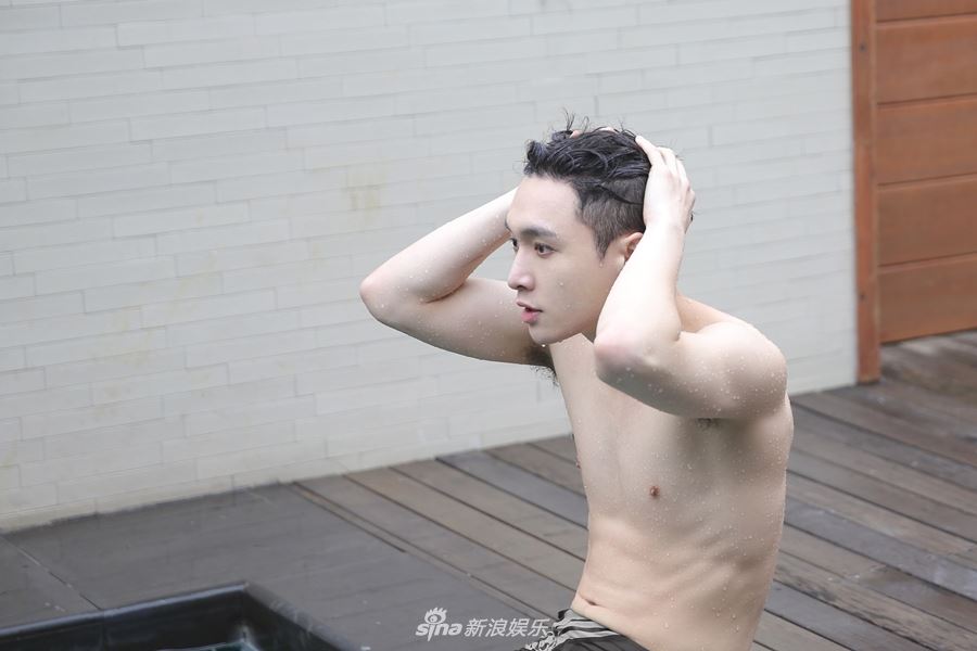 粉丝鼻血喷不停！泳池半裸写真曝光 张艺兴六块腹肌好抢镜