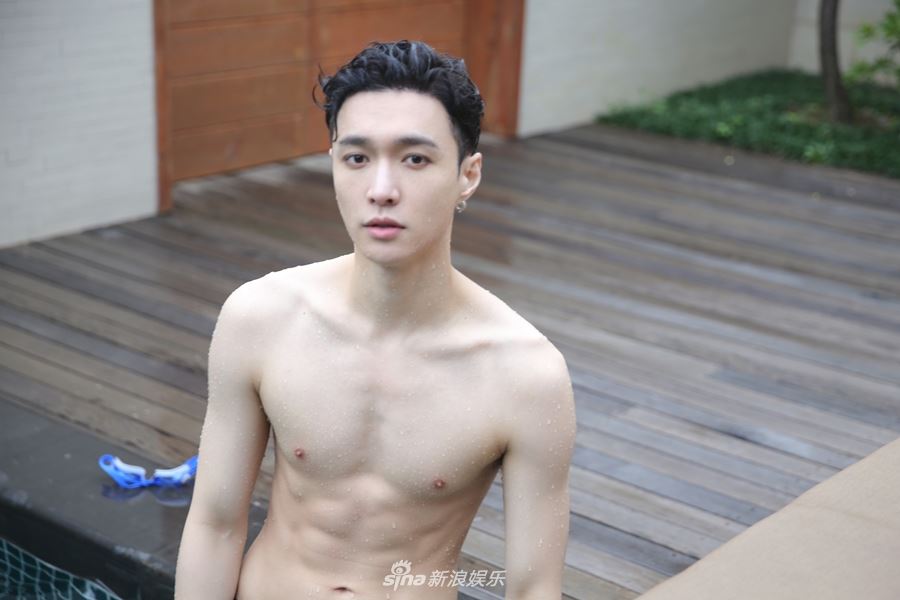 粉丝鼻血喷不停！泳池半裸写真曝光 张艺兴六块腹肌好抢镜