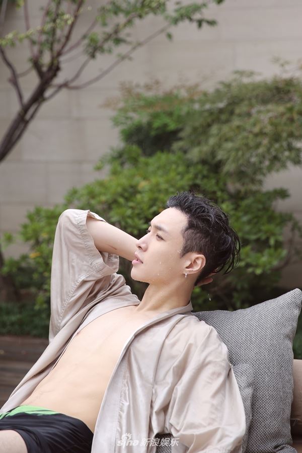 粉丝鼻血喷不停！泳池半裸写真曝光 张艺兴六块腹肌好抢镜