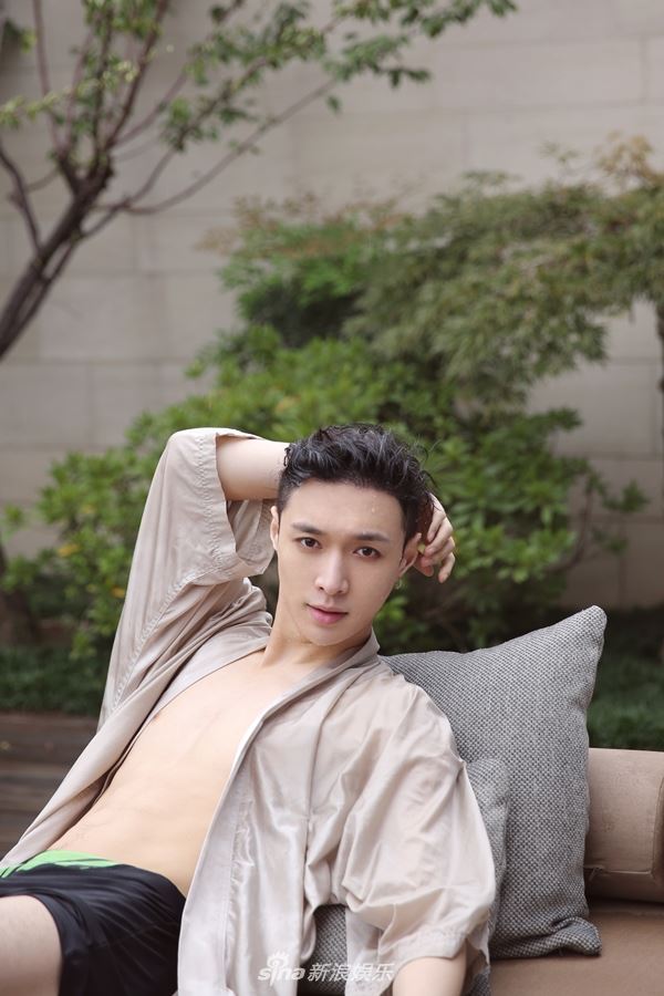 粉丝鼻血喷不停！泳池半裸写真曝光 张艺兴六块腹肌好抢镜