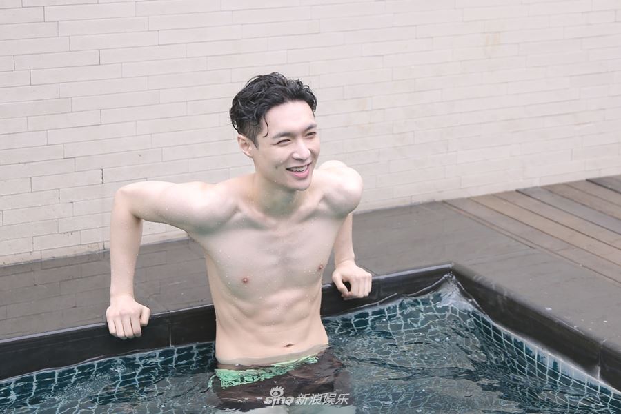 粉丝鼻血喷不停！泳池半裸写真曝光 张艺兴六块腹肌好抢镜