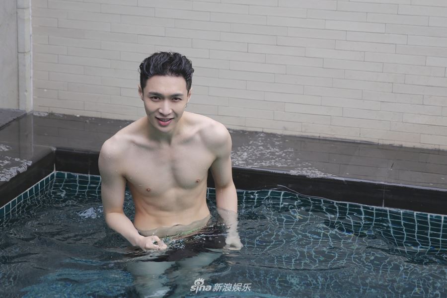 粉丝鼻血喷不停！泳池半裸写真曝光 张艺兴六块腹肌好抢镜