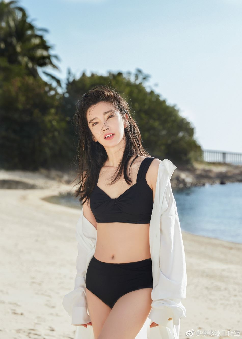 【多图】生日派福利！李冰冰晒性感泳装写真！大秀蜂腰加长腿