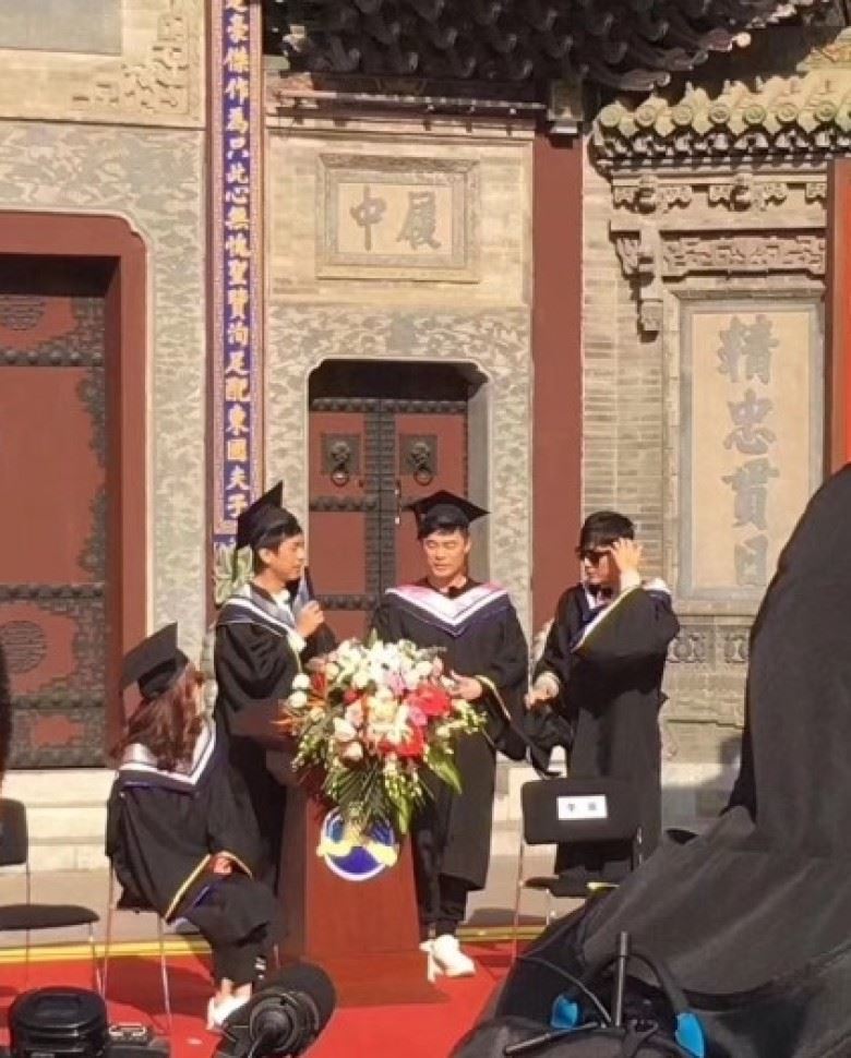 《奔跑吧》录制现场发生意外！李晨被砸伤！额头出血