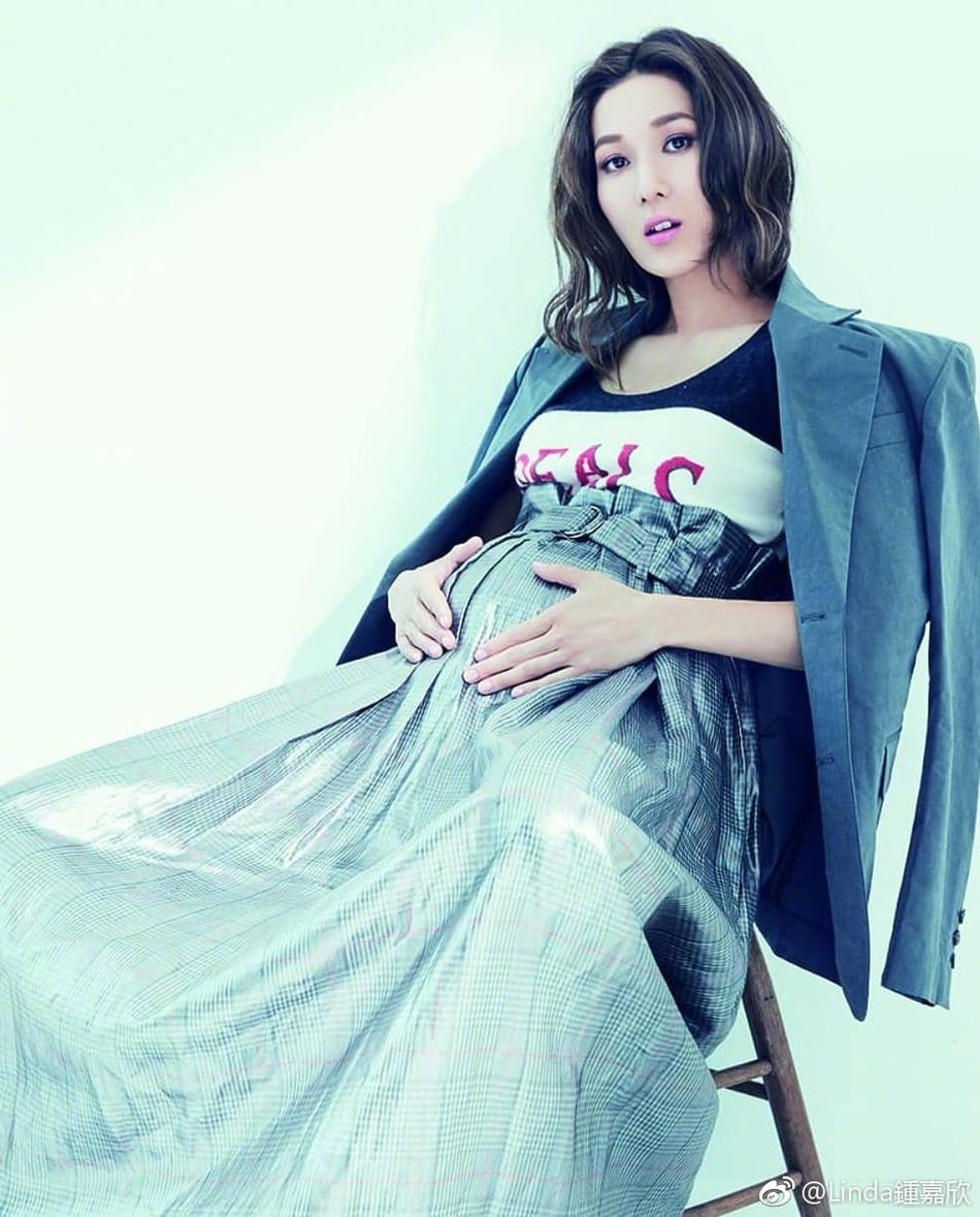 【多图】钟嘉欣挺孕肚拍写真！怀孕7月四肢纤细惹人羡慕