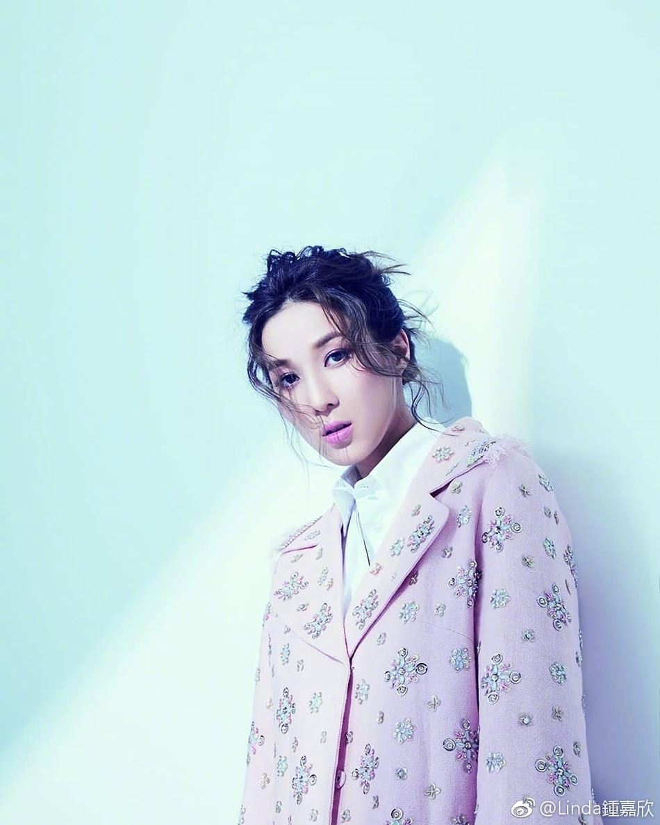 【多图】钟嘉欣挺孕肚拍写真！怀孕7月四肢纤细惹人羡慕