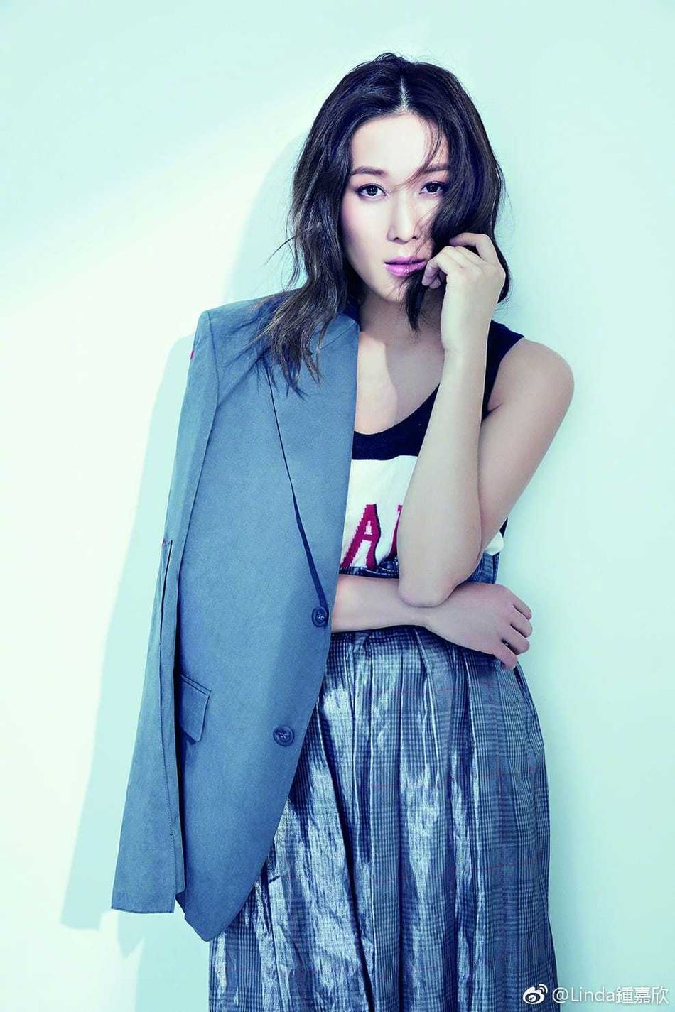 【多图】钟嘉欣挺孕肚拍写真！怀孕7月四肢纤细惹人羡慕