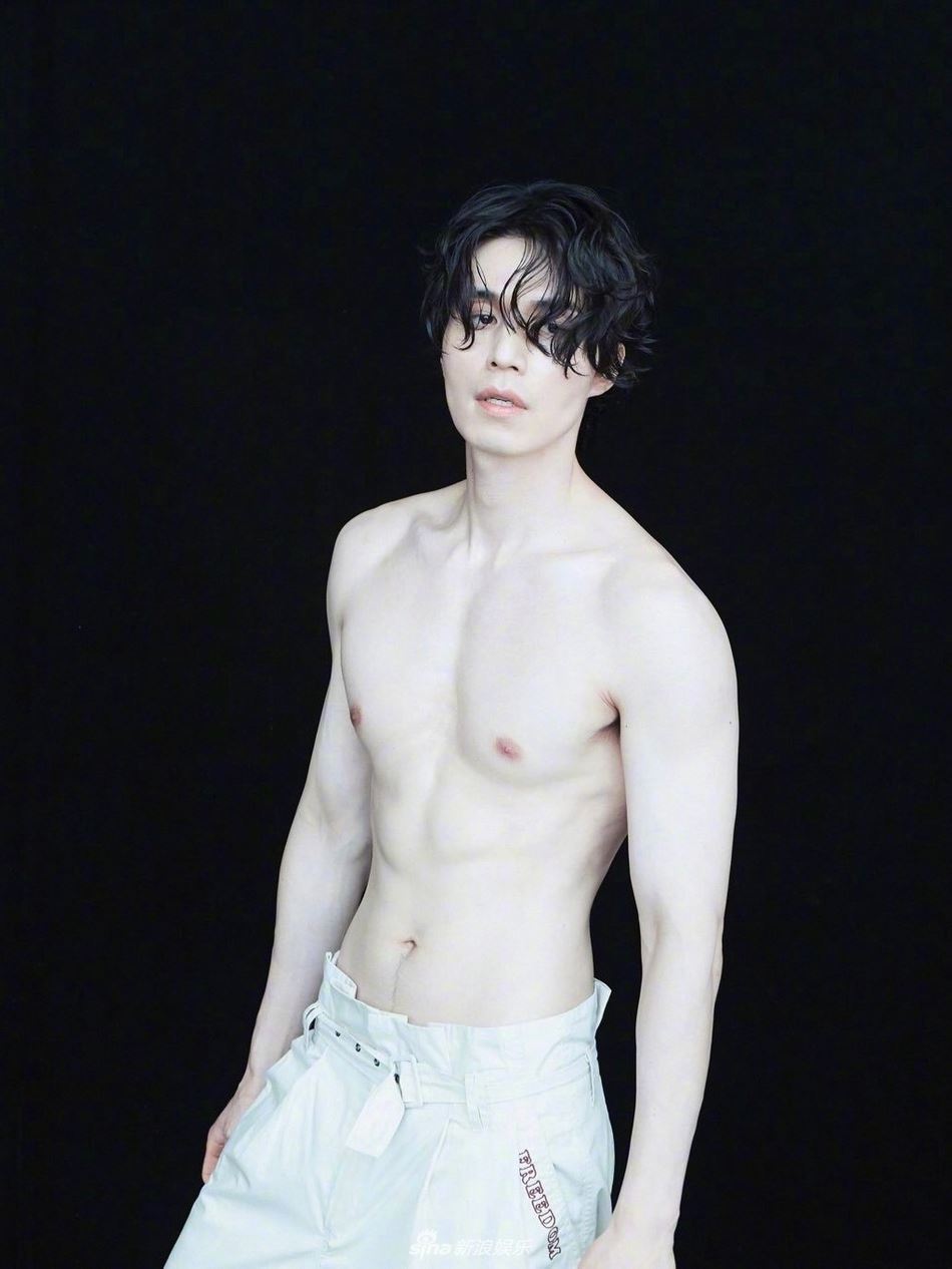 新写真辣出新level！李栋旭大晒结实上半身
