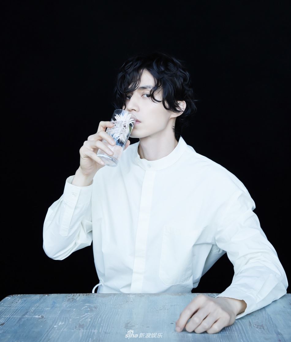 新写真辣出新level！李栋旭大晒结实上半身