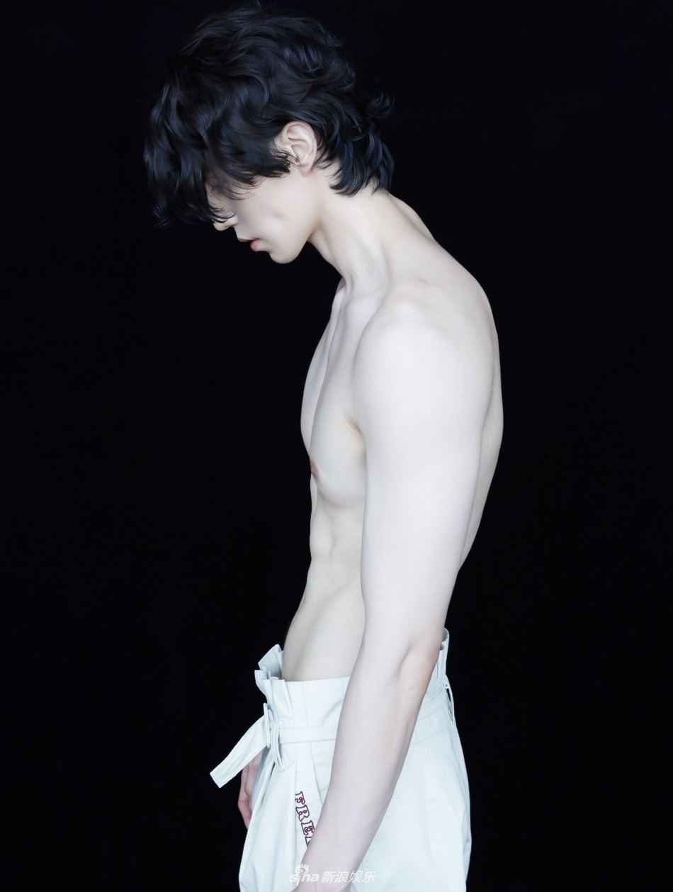 新写真辣出新level！李栋旭大晒结实上半身