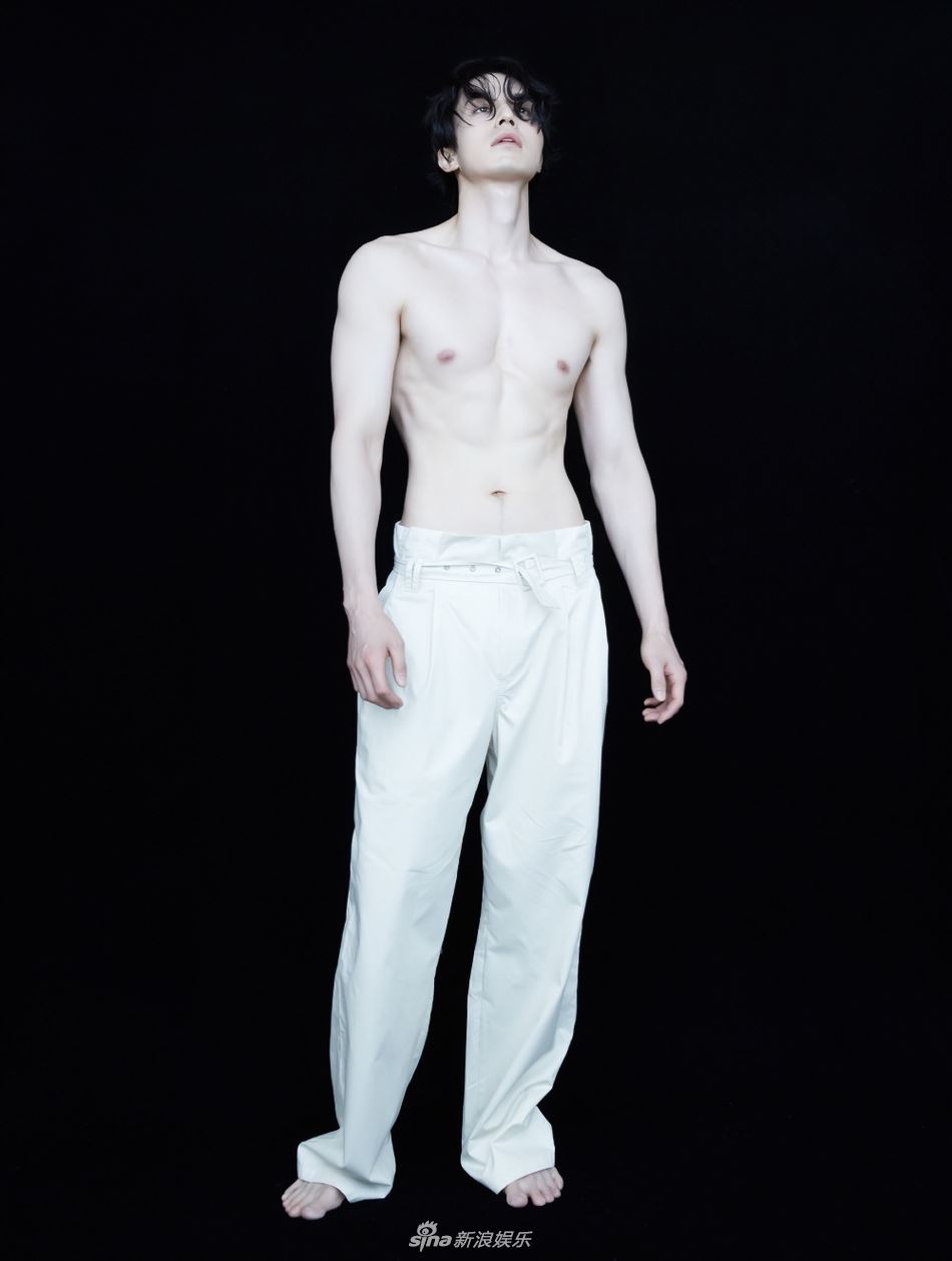 新写真辣出新level！李栋旭大晒结实上半身