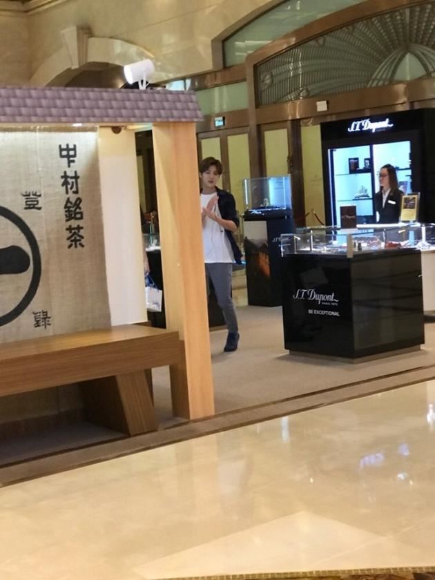 粉丝欲合照却遭助理阻挡!鹿晗即刻转身做这举动让粉丝融化