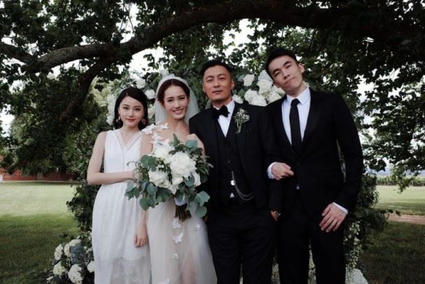 高清婚照新鲜出炉！余文乐王棠云澳洲完婚 彭于晏也在场