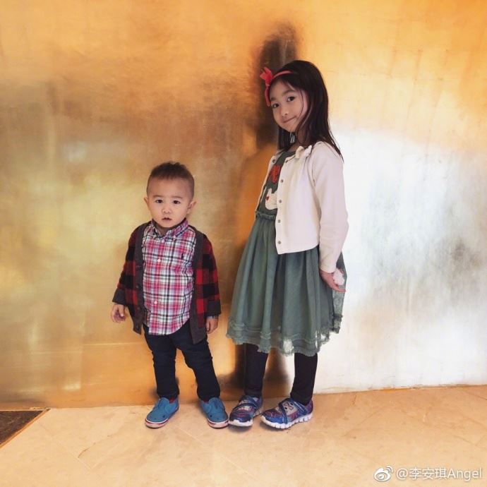 古灵精怪担当！奥莉秀新裙子与迷你李小鹏搞怪合照