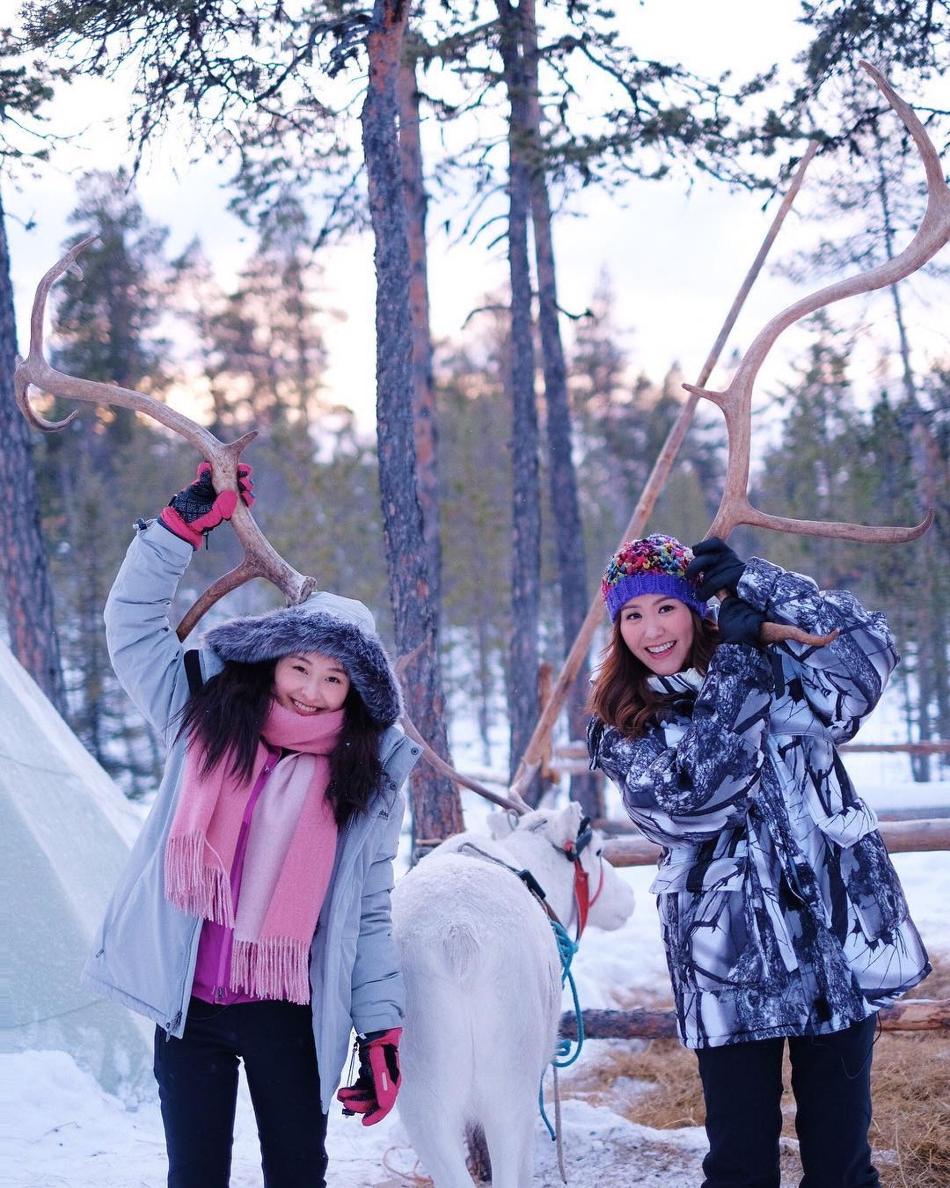 ［俄罗斯旅行美照］ 刘佩玥和陈滢下雪照样露线露香肩！
