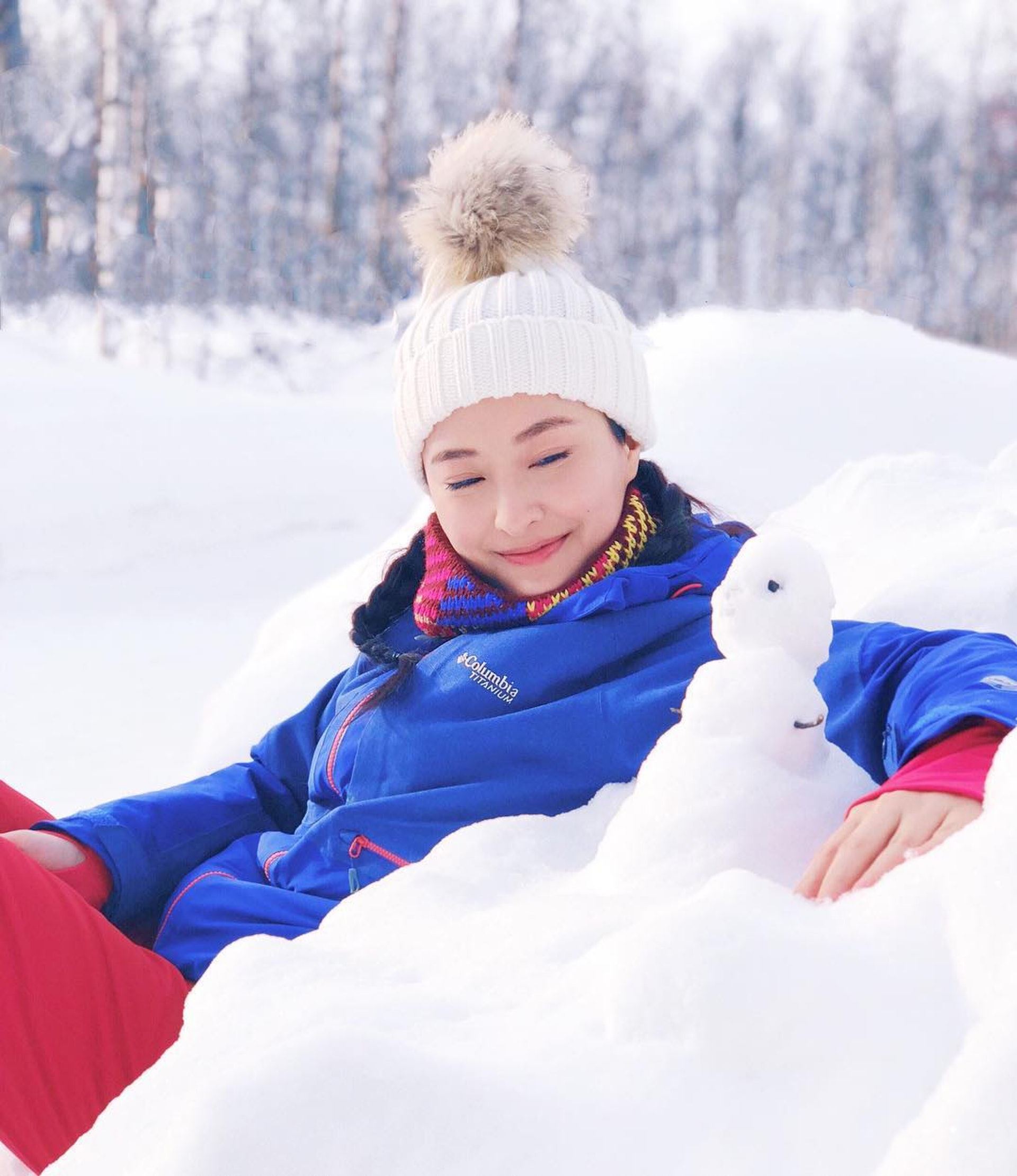 ［俄罗斯旅行美照］ 刘佩玥和陈滢下雪照样露线露香肩！