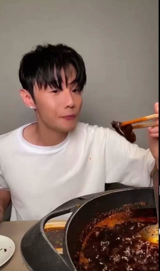李荣浩吃火锅煮木耳炸了❗热油喷发超惊险😱