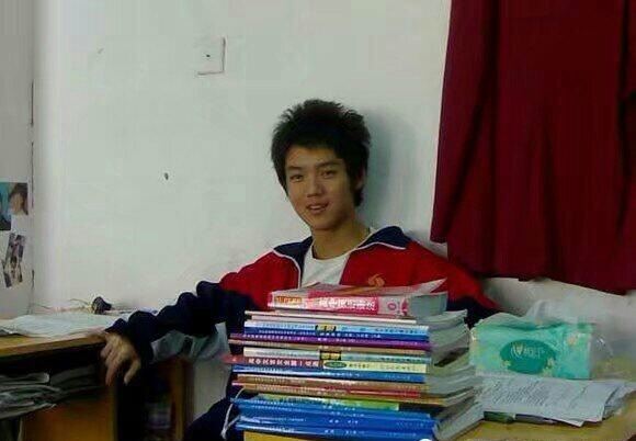 真材实料没整形！鹿晗上学时期素颜照超青涩