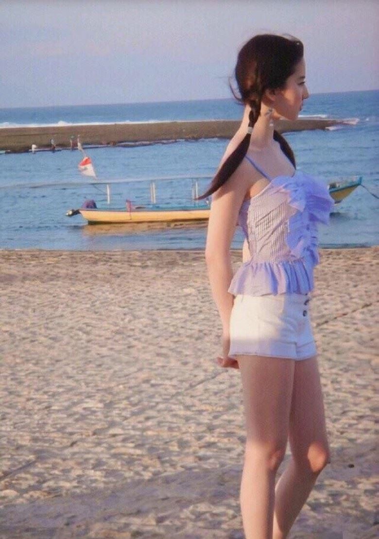 刘亦菲旧写真曝光！小背心配短裤仙气逼人阿