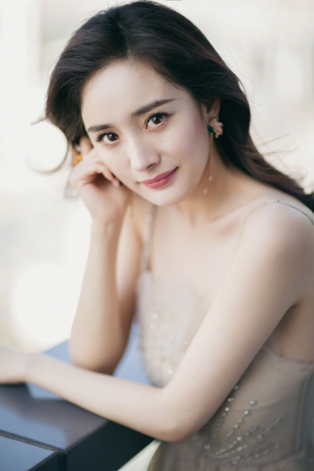 热巴活动抓拍图竟比精修图更美 !杨幂高清零修图却暴露超显老