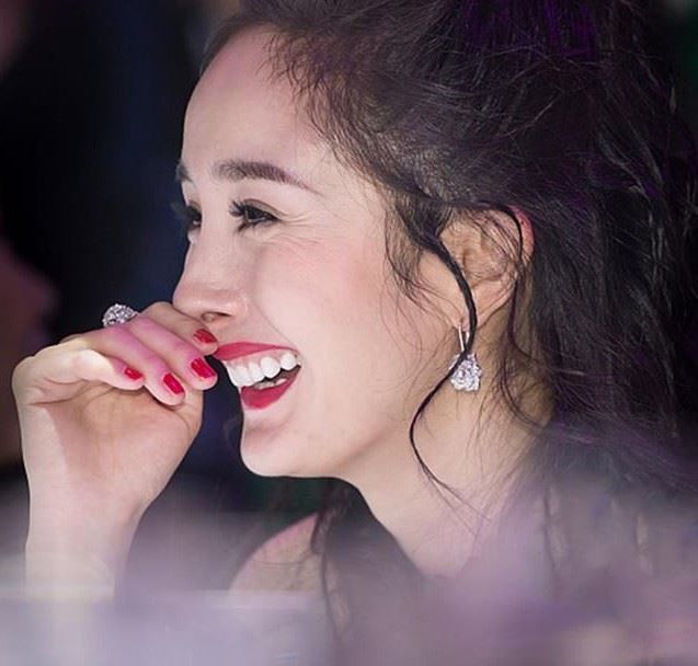 热巴活动抓拍图竟比精修图更美 !杨幂高清零修图却暴露超显老