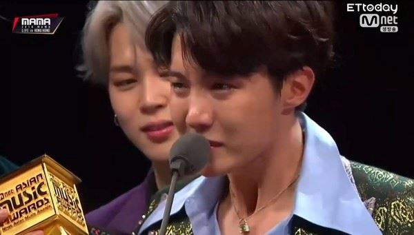 【mama得奖名单】bts拿2大賞爆哭!金钟国颁奖给林俊杰加码合唱
