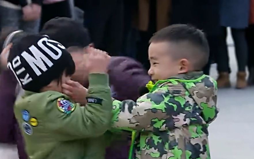 《爸爸去哪儿5》max终于找到伴聊天啦！与jasper英文对话超软萌