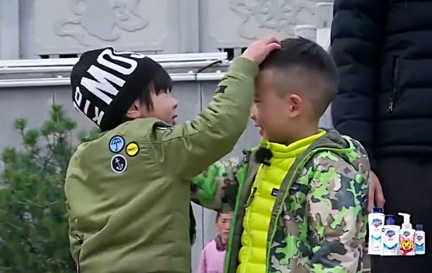 《爸爸去哪儿5》max终于找到伴聊天啦！与jasper英文对话超软萌