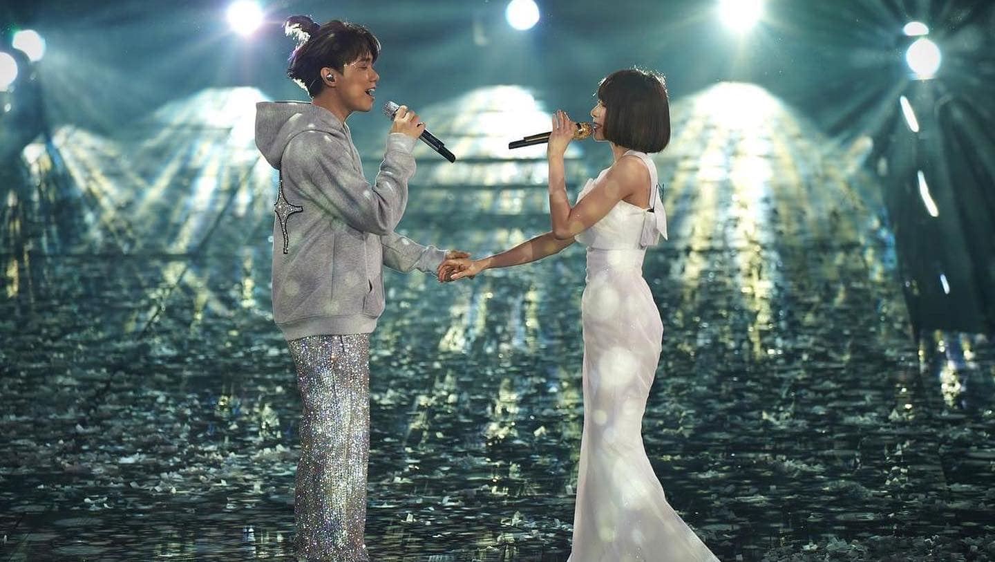 🇲🇾【影片】明祯当张敬轩演唱会嘉宾❗️合唱《只是太爱你》：昨晚我是最幸福的女子❤️