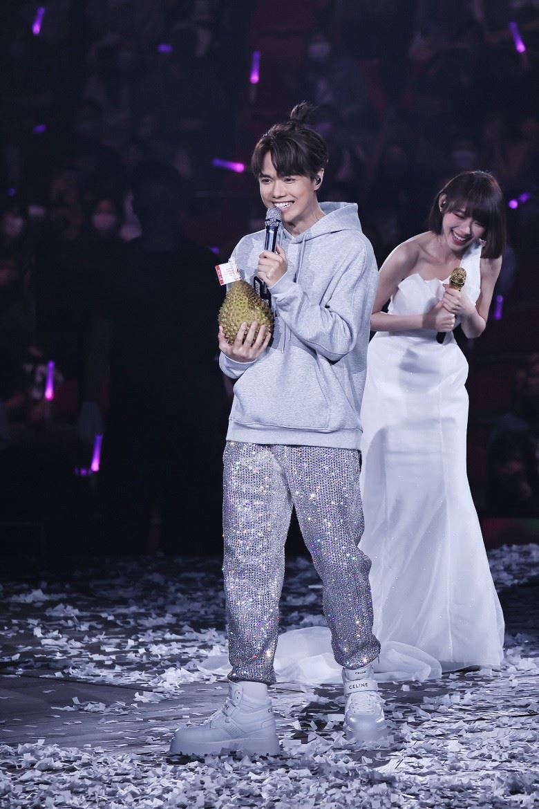 🇲🇾【影片】明祯当张敬轩演唱会嘉宾❗️合唱《只是太爱你》：昨晚我是最幸福的女子❤️