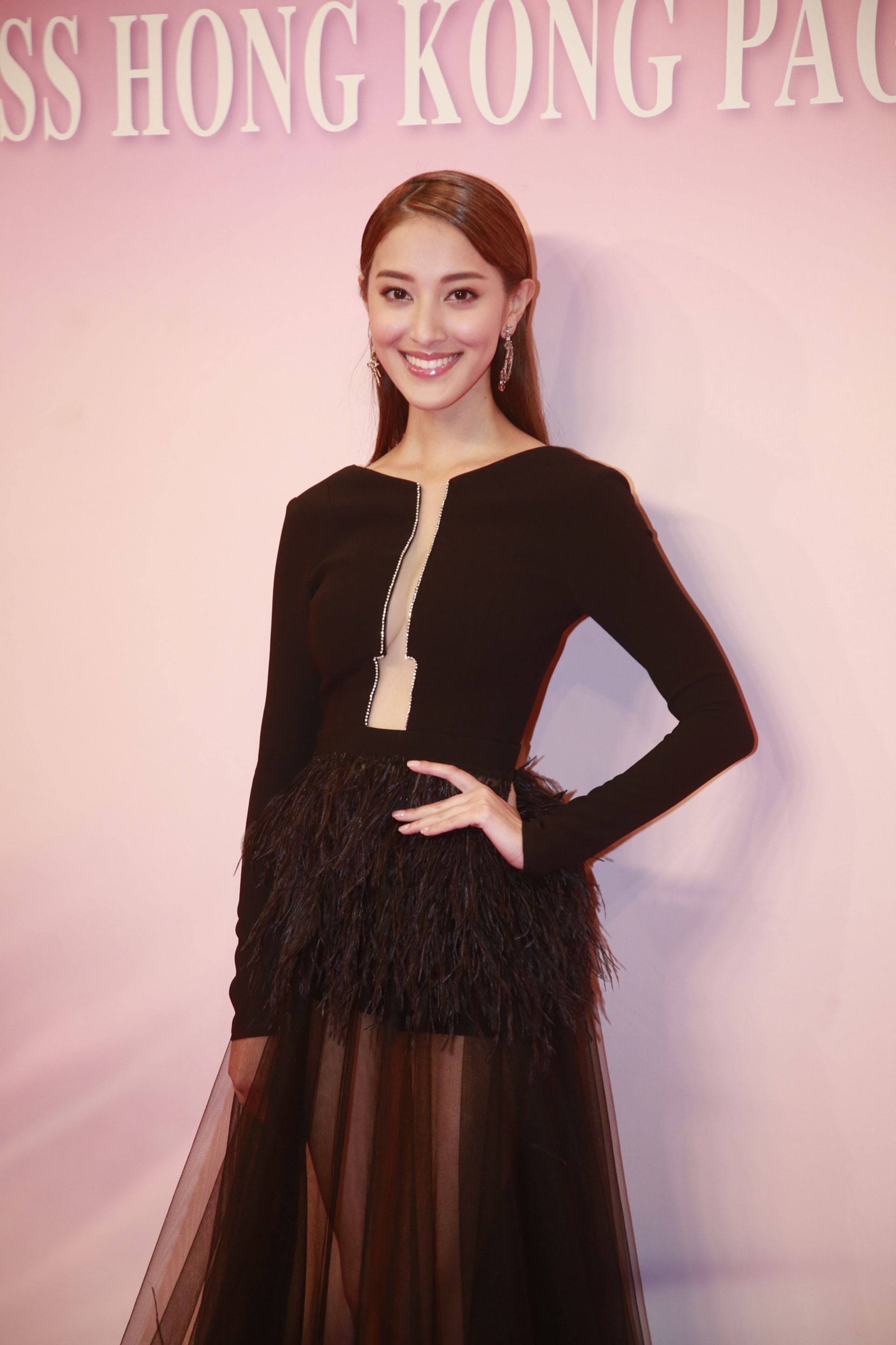 《港姐2018》女艺人闪过美姐！陈凯琳田蕊妮蔡思贝大斗性感