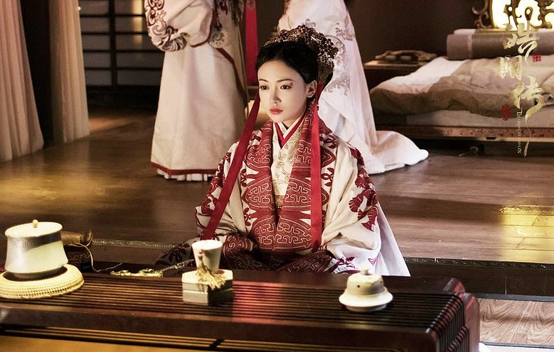 再现魏姐霸气！吴谨言从小宫女到王后服装造型！