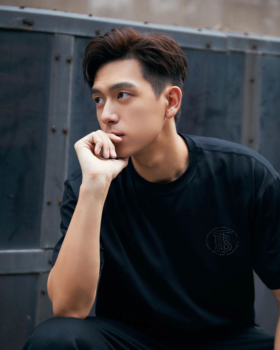 李现怒了！公园散步被跟拍，劝说无果，并发文回怼「请适可而止」