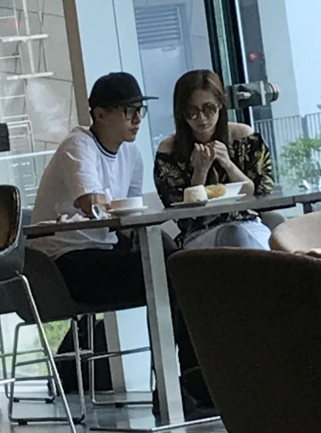 《超时空男臣》小李子&二小姐谈恋爱啦？网友捕获何广沛朱晨丽拍拖互喂