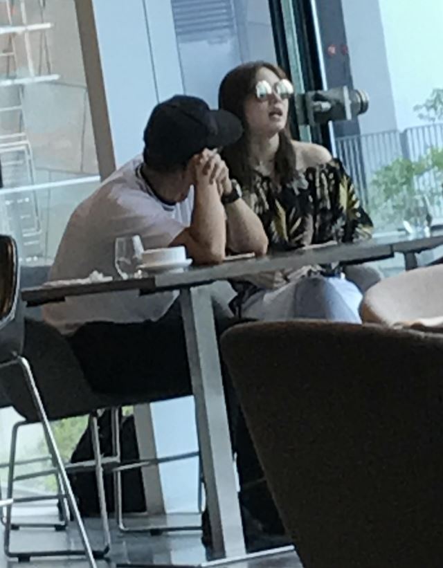 《超时空男臣》小李子&二小姐谈恋爱啦？网友捕获何广沛朱晨丽拍拖互喂