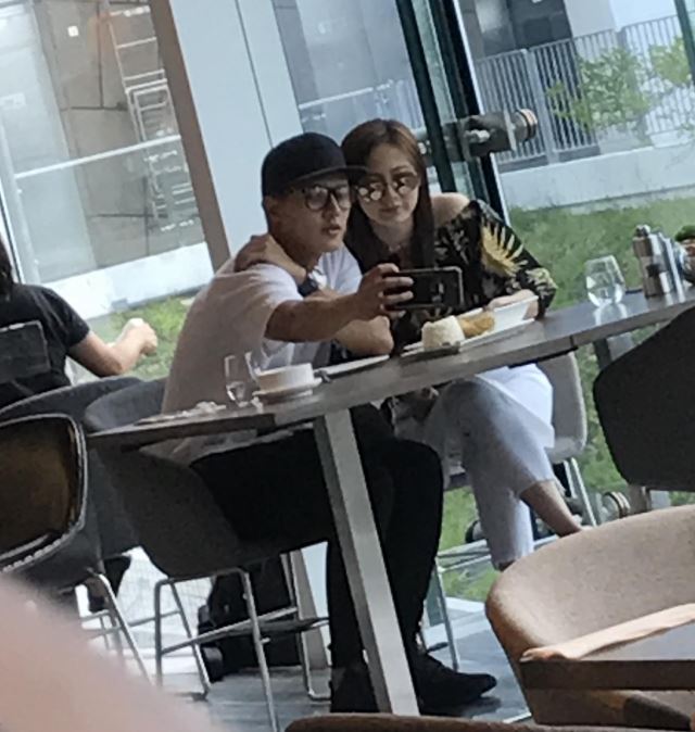 《超时空男臣》小李子&二小姐谈恋爱啦？网友捕获何广沛朱晨丽拍拖互喂