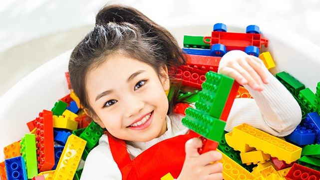 韩9岁小萝莉发单曲！ mv「装大人」酒吧只卖香蕉牛奶