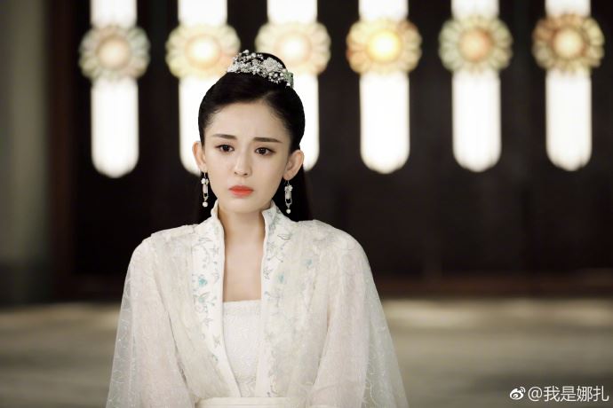 古力娜扎头发再剪短了!新造型一曝光就被70万人狂搜