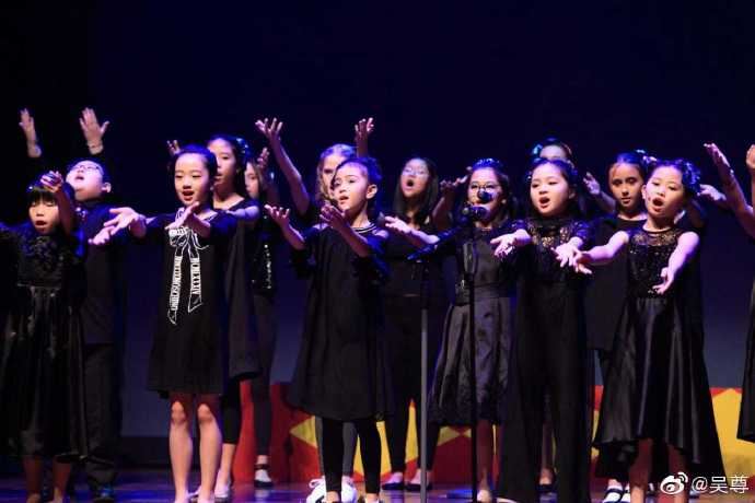 芭蕾舞比赛站c位!neinei 拿金牌和铜牌!吴尊骄傲晒图