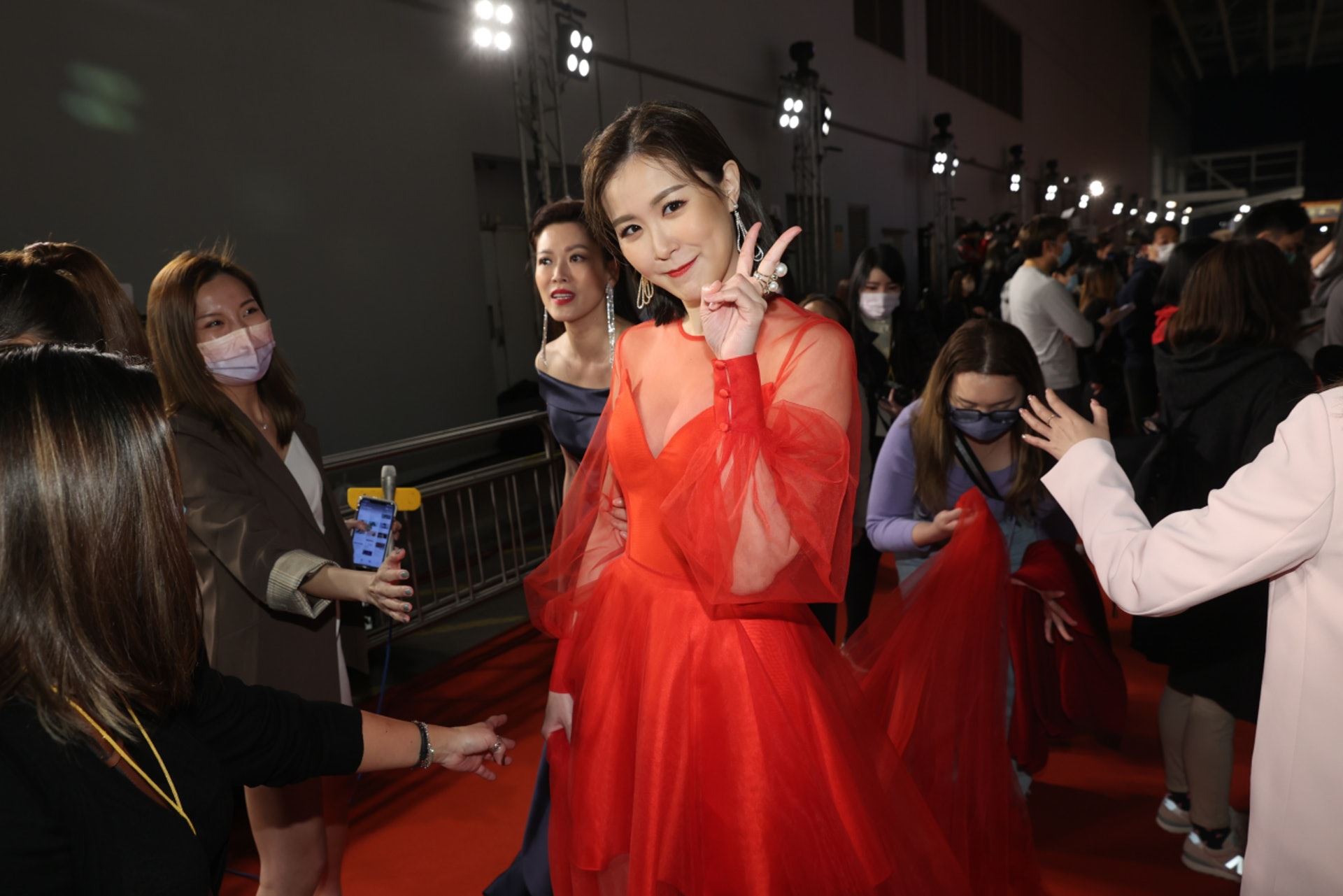 【多图】《万千星辉》女艺员红地毡look逐个看❗️陈自瑶低胸大露背