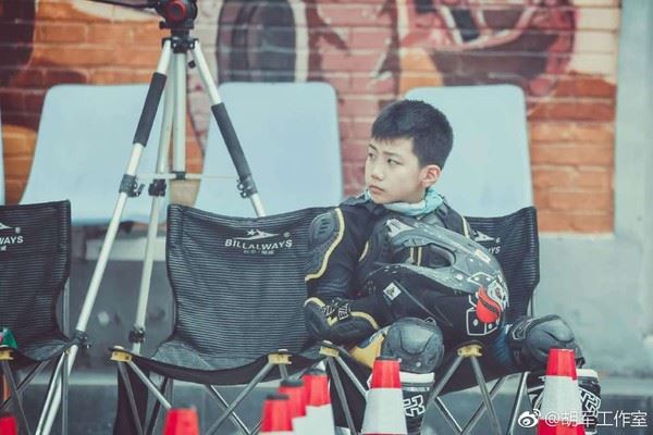 《爸爸去哪儿》康康、诺一都瘦啦！变身瓜子脸欧巴！网：男神