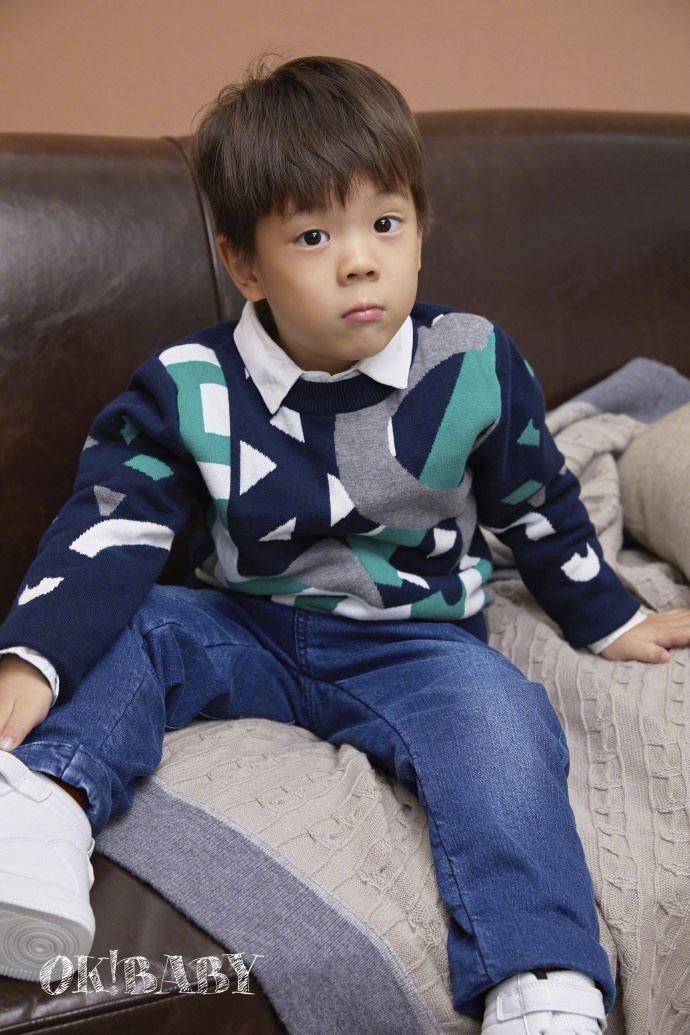 父子照这样拍超有型！杜江和儿子拍封面逗趣有爱