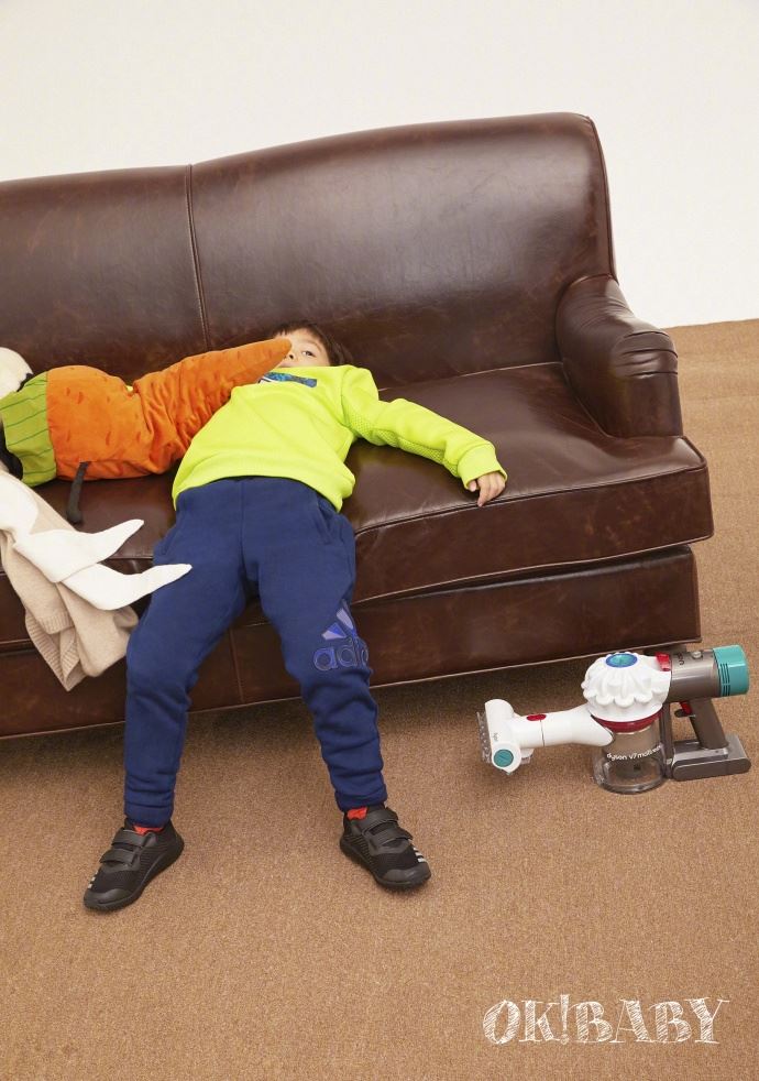 父子照这样拍超有型！杜江和儿子拍封面逗趣有爱