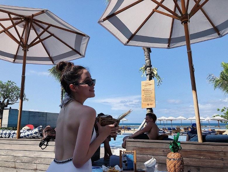 【多图】欧阳妮妮一天一张泳装照！大秀好身材好性感