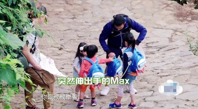 max化身霸道总裁!帮小泡芙拿书包男友力十足