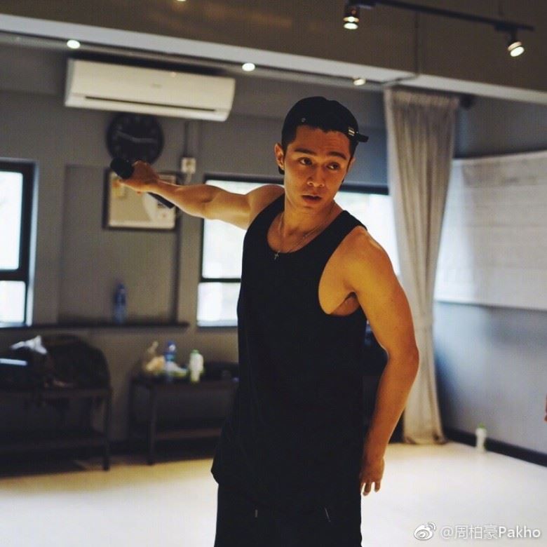 乐少身材正啊！周柏豪半裸晒腹肌　网友：好想摸呀